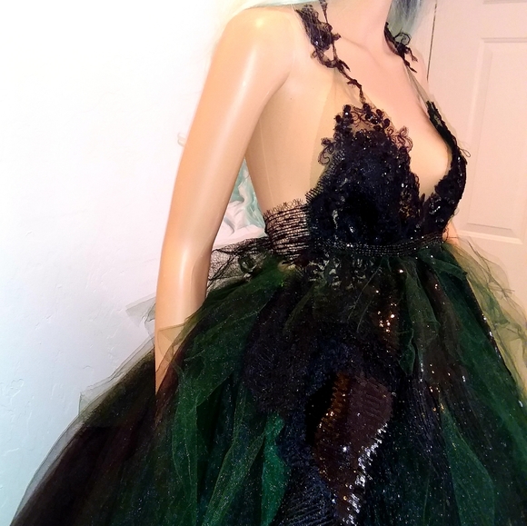ESPERANZA Goth Black & Green Wedding Ballgown Set - Picture 9 of 14